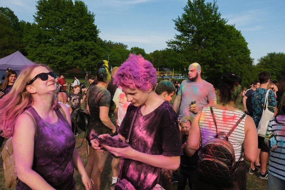 Łódź. Festiwal kolorów na Stawach Jana w Łodzi. Tłumy wzięły udział w bitwie na kolorowy proszek!