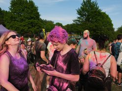 Łódź. Festiwal kolorów na Stawach Jana w Łodzi. Tłumy wzięły udział w bitwie na kolorowy proszek!