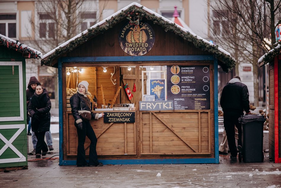 Łódź. Jarmark Bożonarodzeniowy na placu Wolności w Łodzi stoiska, kramy