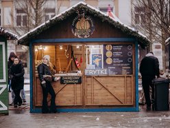 Łódź. Jarmark Bożonarodzeniowy na placu Wolności w Łodzi stoiska, kramy