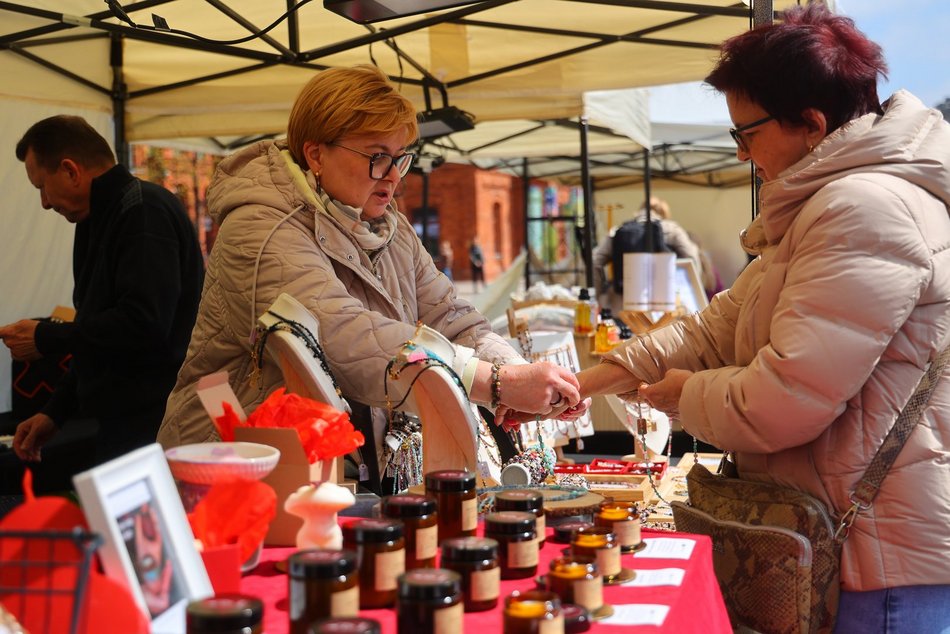 Łódź. Niedziela na targach rękodzieła w Manufakturze