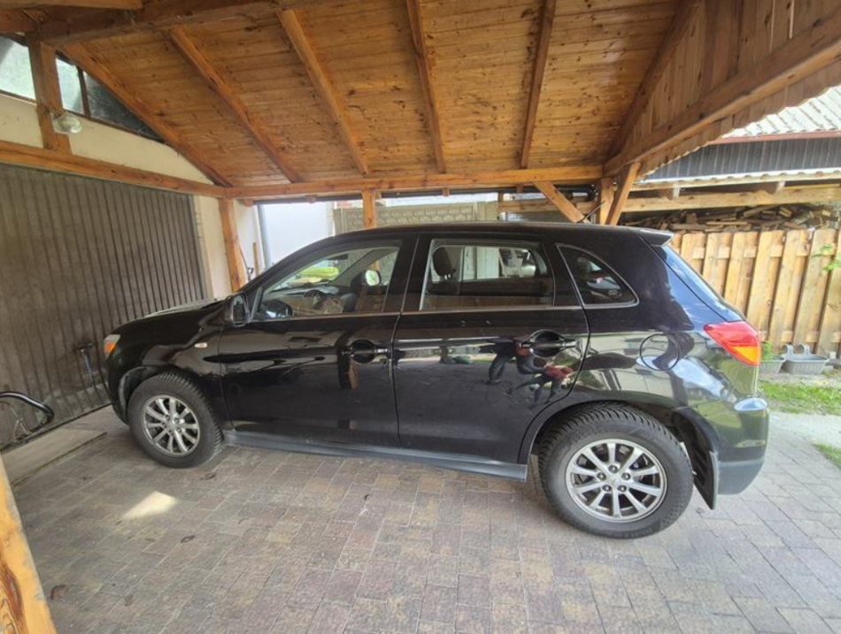 Łódź. Samochód Mitsubishi ASX