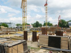 Łódź. Ekspresowa budowa mieszkań miejskich przy Pabianickiej. Powstał garaż, trwa wznoszenie pięter!