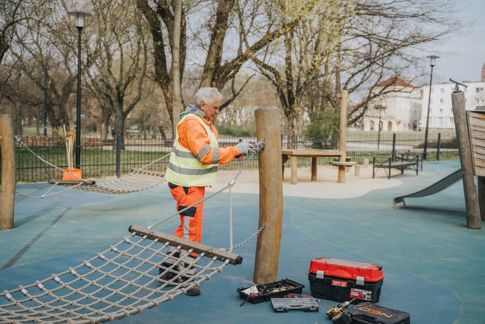 Łódź. Przeglądy placów zabaw w Łodzi. Atrakcje w Parku Staromiejskim są gotowe na wiosnę