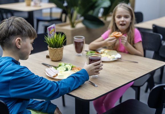 Łódź. Bezpłatne posiłki dla uczniów i przedszkolaków w Łodzi. Jak skorzystać z pomocy?
