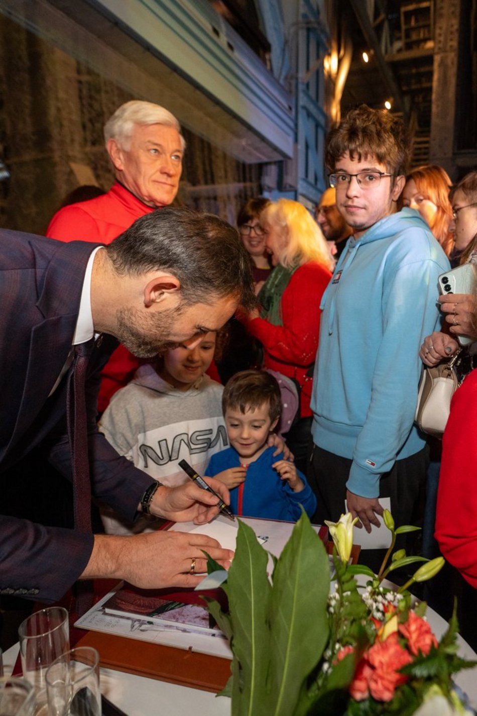 Łódź. Sławosz Uznański-Wiśniewski w EC1 Łódź. Tłumy łodzian na spotkaniu z astronautą