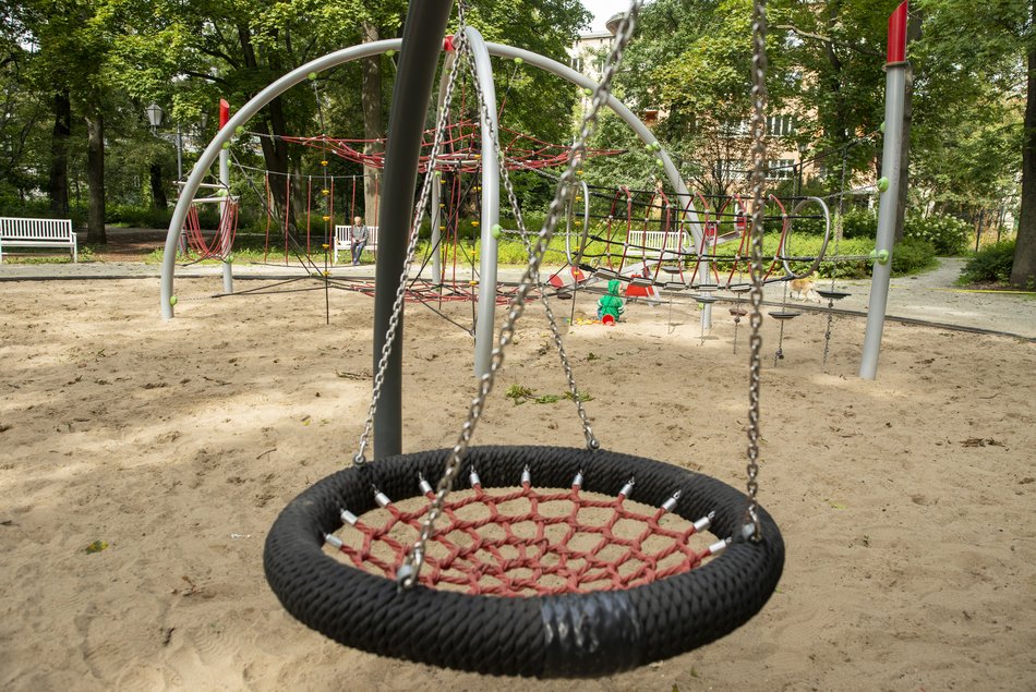 Plac zabaw w parku Sienkiewicza - huśtawka z opony