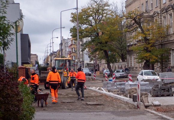 widok na ulicę Rewolucji 1905 r. w remoncie