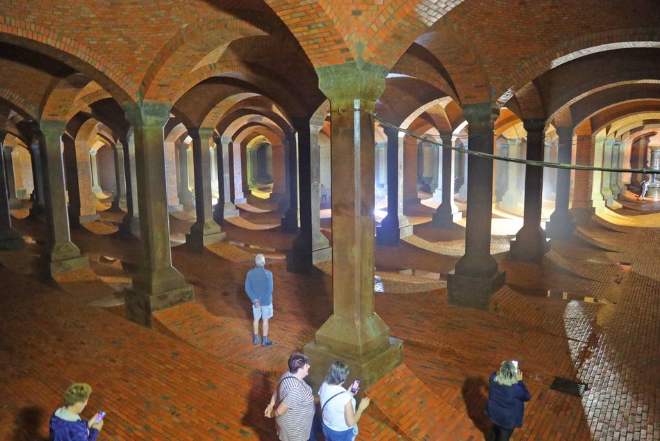 Zwiedzanie podziemnej katedry na Stokach z okazji 600. Urodzin Łodzi