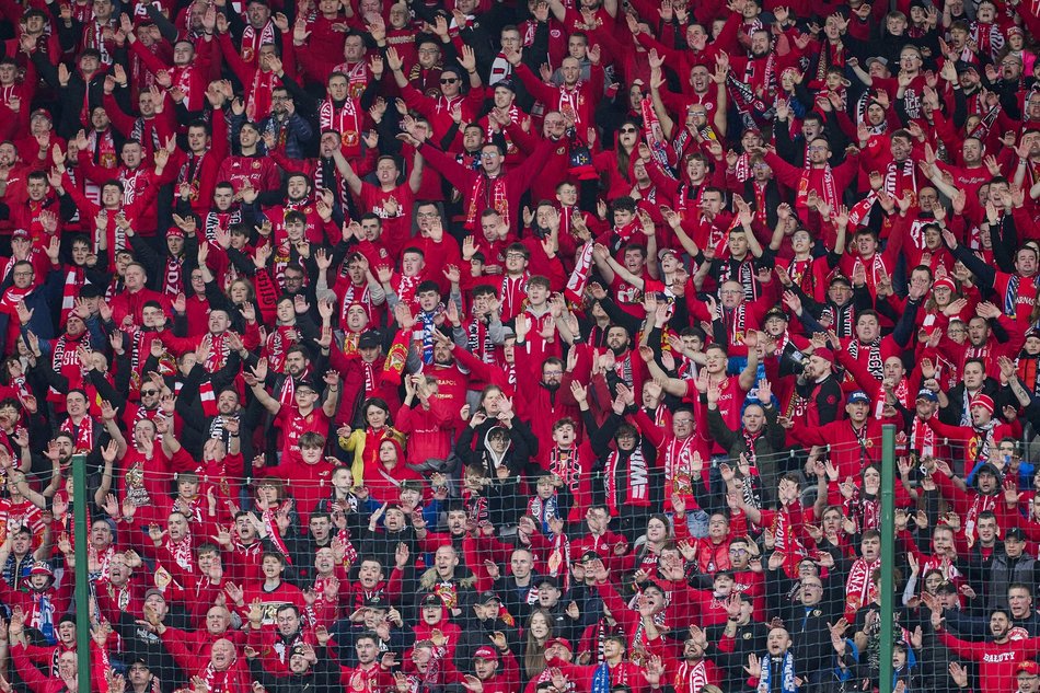 kibice na trybunach stadionu