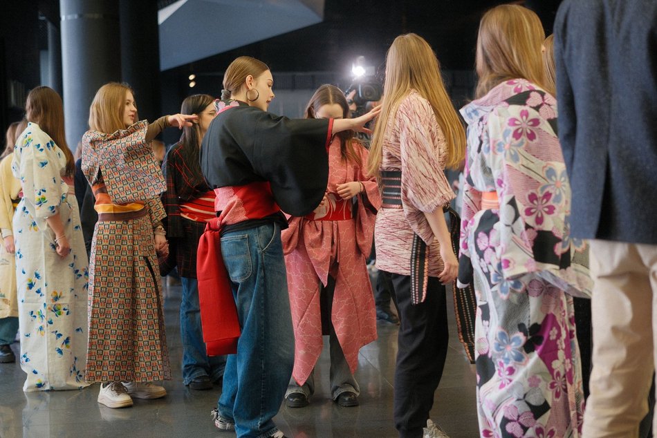 Łódź. Licealiści z Łodzi zatańczyli Belgijkę! Wielkie świętowanie Międzynarodowego Dnia Licealisty