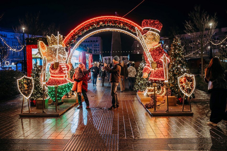 Łódź. Jarmark Bożonarodzeniowy w Łodzi nocą