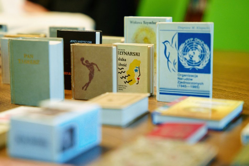 Łódź. Wielkie dzieła w wersji mini. Najmniejsze książki świata w Bibliotece im. Piłsudskiego w Łodzi