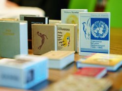 Łódź. Wielkie dzieła w wersji mini. Najmniejsze książki świata w Bibliotece im. Piłsudskiego w Łodzi