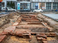 Pozostałości po dawnych zabudowaniach w pasażu Schillera