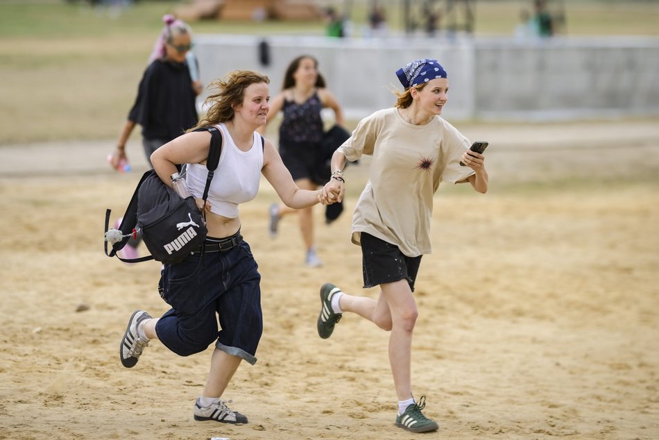 Tłumy fanek Louisa Tomlinsona przed wejściem na Łódź Summer Festival 2025