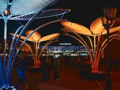 Light Move Festival 2025 Łódź rozpoczęty! Zobacz gigantyczne kwiaty w Manufakturze