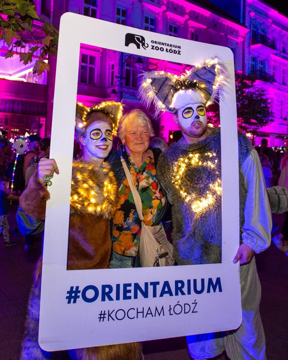 ludzie na festiwalu światła w Łodzi