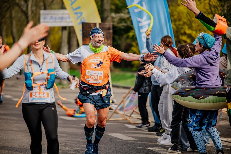 Łódź. Strefa kibica na DOZ Maraton Łódź 2026. Jak Łodzianie dopingowali biegaczy?