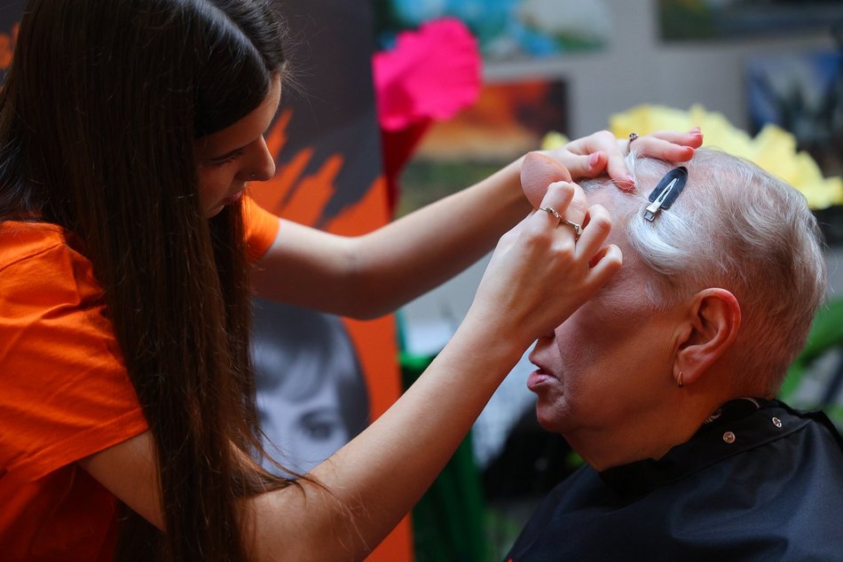 Łódź. Wiosenny Dzień Piękności dla seniorek z Łodzi. Urządzili go uczniowie Łódzkiej Szkoły Mody