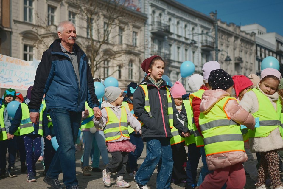 Łódź. Światowy Dzień Autyzmu. Przedszkolaki przemaszerowały Piotrkowską!