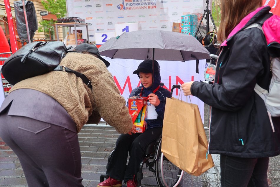 Mini Bieg Ulicą Piotrkowską w Łodzi w deszczu. To nie zepsuło jednak imprezy