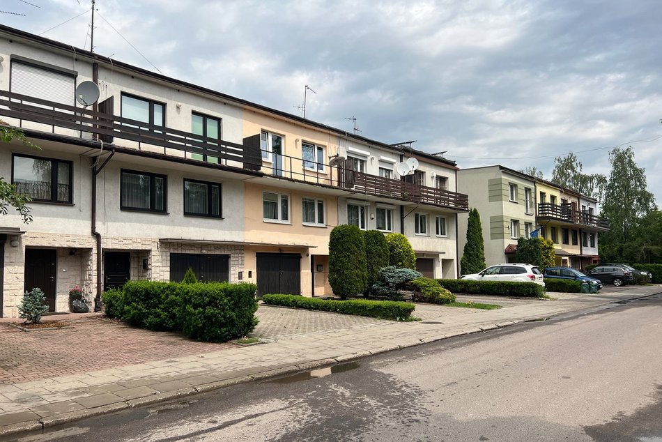 Łódź. Osiedle Lublinek, ulica Pienista, domki jednorodzinne