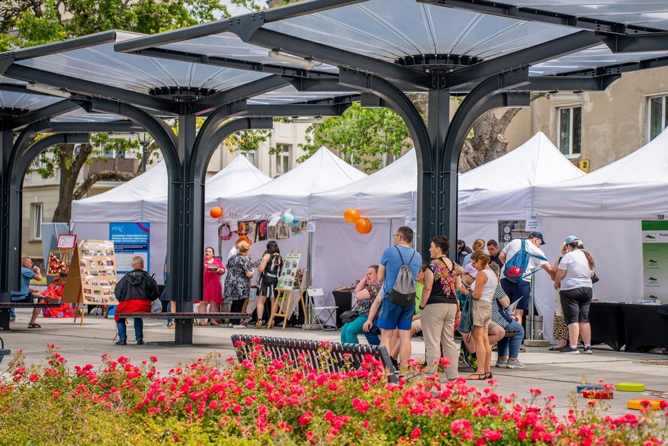 Łódź. Piknik bez barier w Łodzi. Stary Rynek tętnił życiem i pozytywną energią