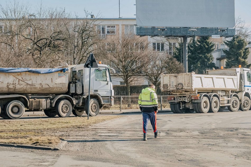 Remont Broniewskiego w Łodzi ruszył pełną parą. Drogowcy pracują nad nowym torowiskiem