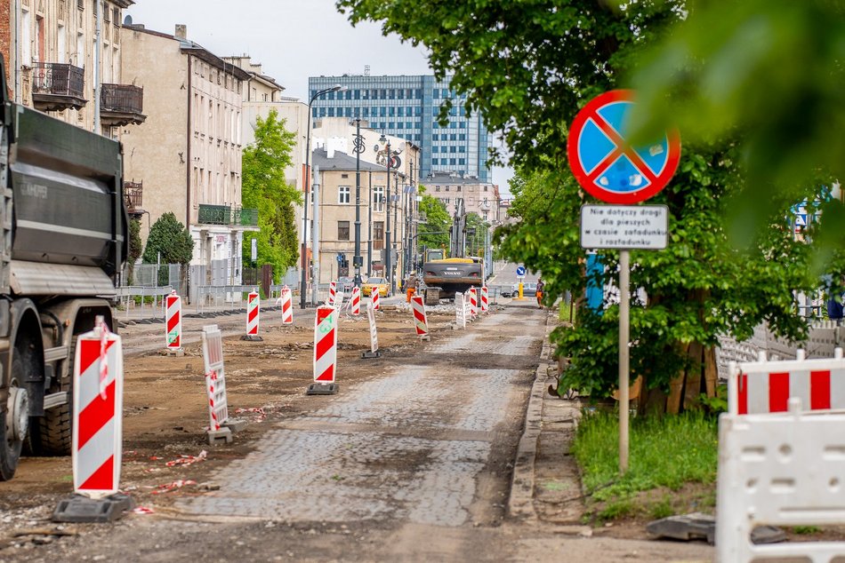 Łódź. Remont Rzgowskiej w Łodzi na pełnych obrotach. Zniknęło torowisko MPK Łódź i stary asfalt!