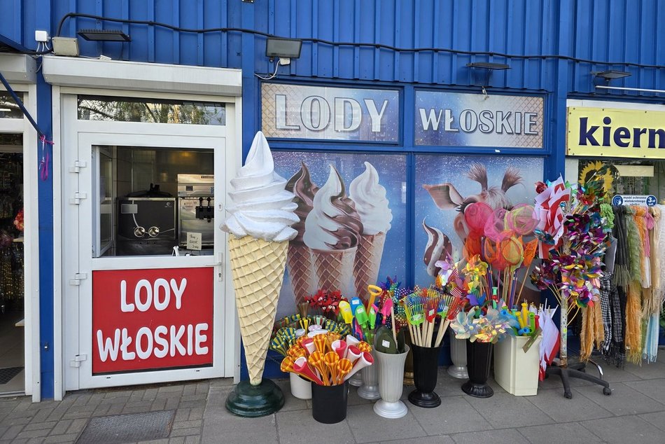 Łódź. Co kupisz w niebieskim pawilonie na Retkini? Szewc, pub, 1001 drobiazgów, zegarmistrz i więcej