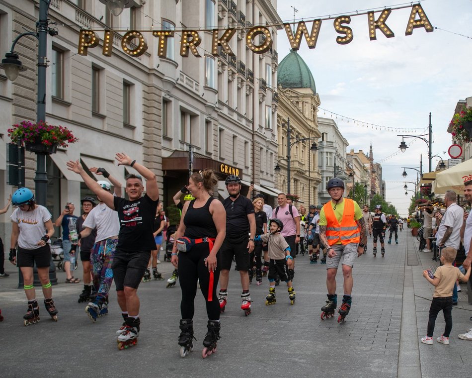 Łódź. Nightskating Łódź za nami. Rolkarze znów opanowali Piotrkowską