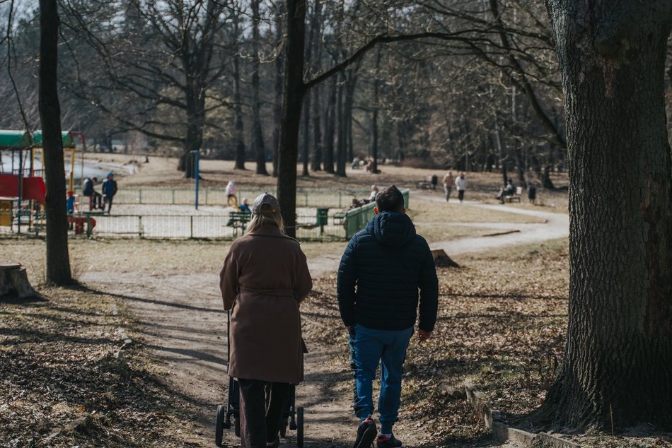 Łódź. Dobra pogoda w Łodzi sprzyja spacerowaniu! Tłumy w Parku na Zdrowiu w Łodzi
