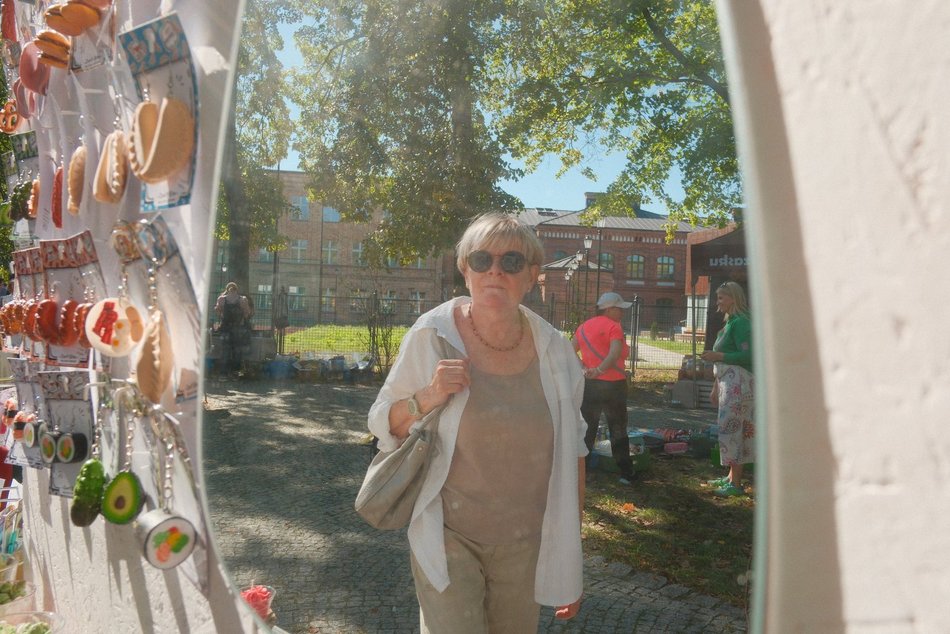 Łódź. Targ Staroci na Księżym Młynie w Łodzi. Unikatowe przedmioty, ceramika, biżuteria i tłumy łodzian