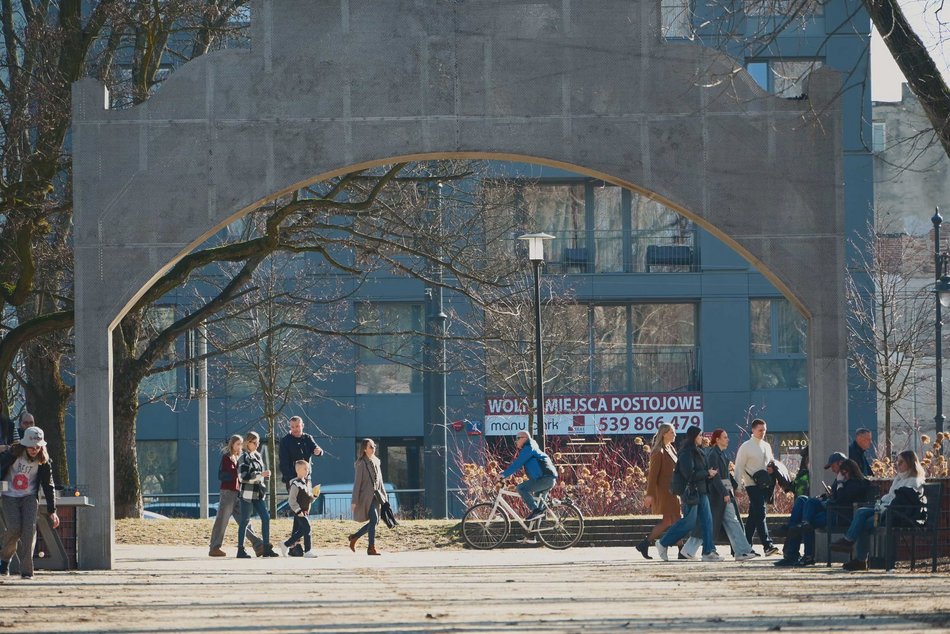 Park Staromiejski i Manufaktura skąpane w wiosennym słońcu