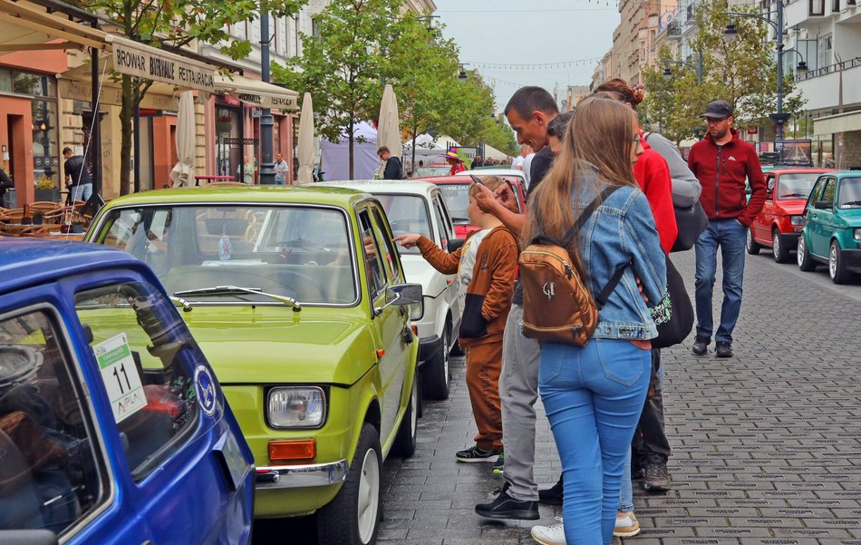 Parada Maluchów w Łodzi 2023. Kolorowe auta przejechały ulicami centrum