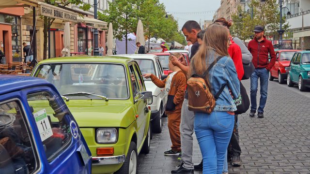 Parada Maluchów w Łodzi 2023. Kolorowe auta przejechały ulicami centrum [ZDJĘCIA]