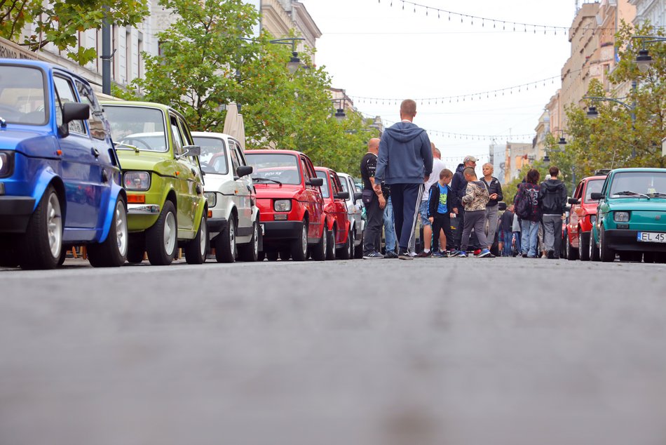 Parada Maluchów w Łodzi 2023. Kolorowe auta przejechały ulicami centrum
