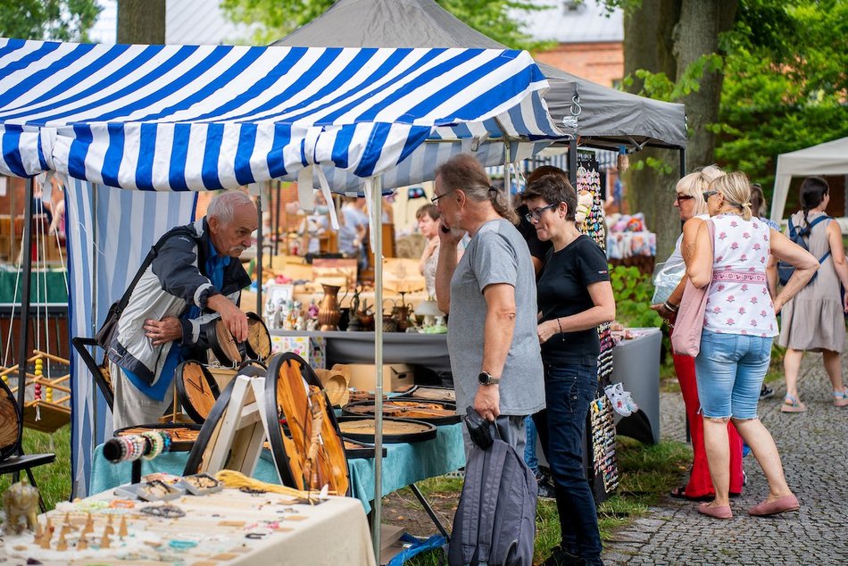Łódź. Lipcowy targ staroci na Księżym Młynie. Miłośnicy rzeczy z duszą nie zawiedli
