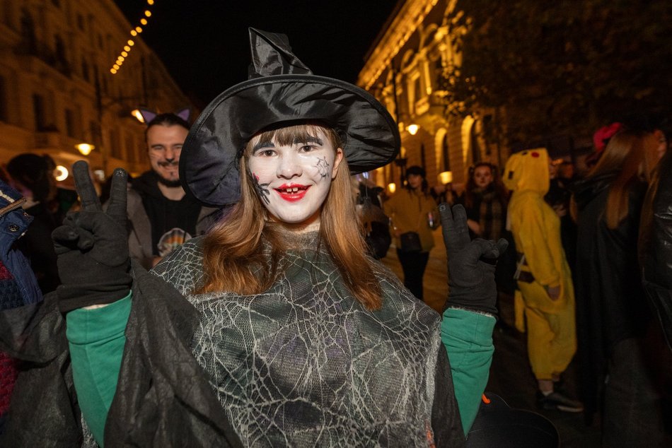 Łódź. Halloweenowa parada przeszła Piotrkowską w Łodzi. Tłumy duchów, czarownic i zombie!