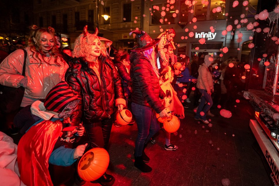 Łódź. Halloweenowa parada przeszła Piotrkowską w Łodzi. Tłumy duchów, czarownic i zombie!