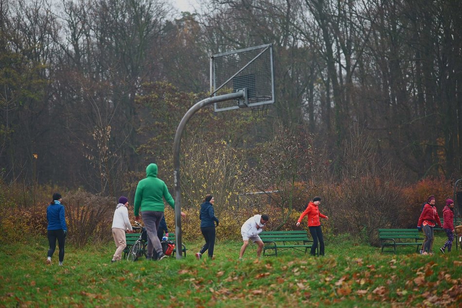 Łódź. Slow jogging w parku Julianowskim. Biegaczom z Łodzi niestraszna jesienna aura