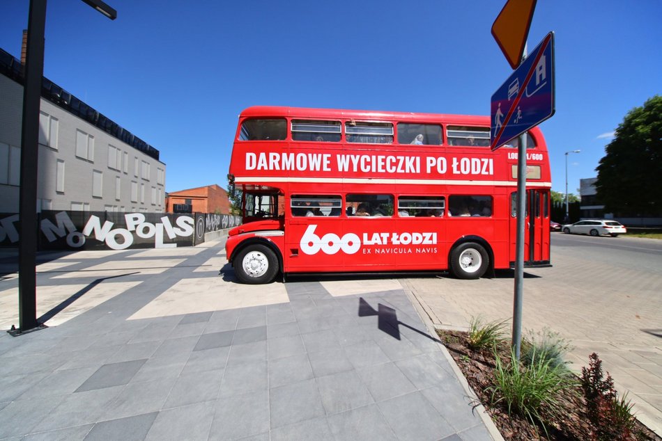 piętrowy atubus razem z pasażerami