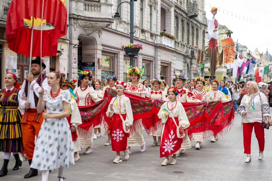 ludzie w strojach folkowych na ulicy