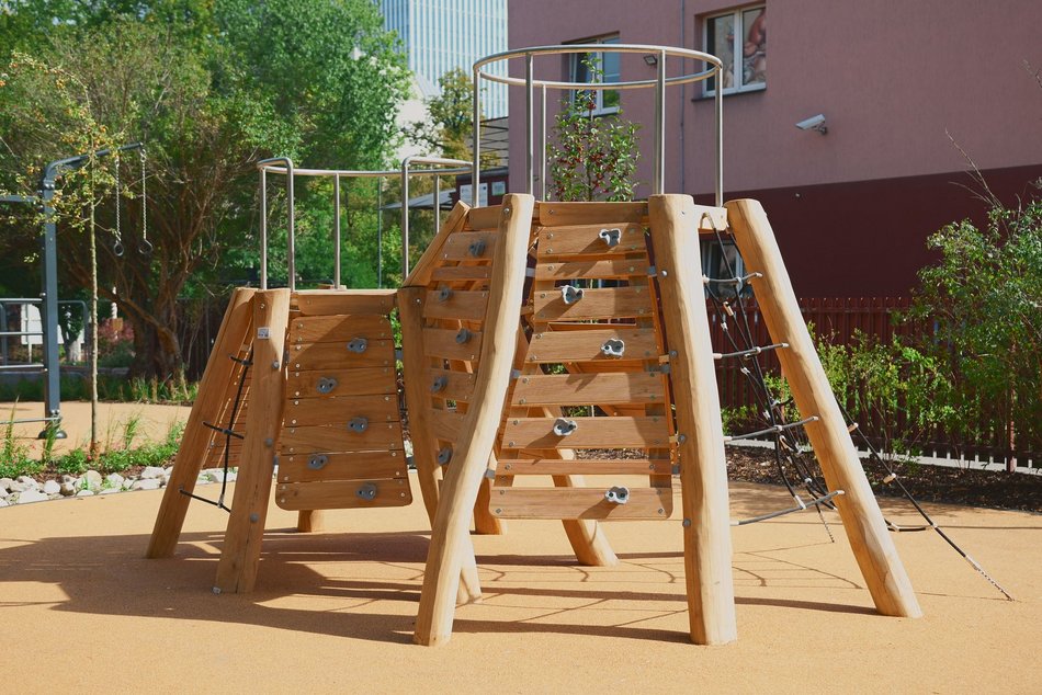 Łódź, skwer Kunki, plac zabaw, ścianka wspinaczkowa