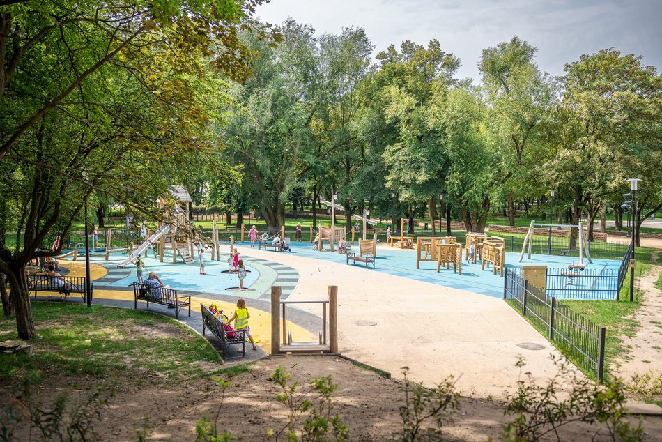 Łódź. Plac zabaw w parku Staromiejskim