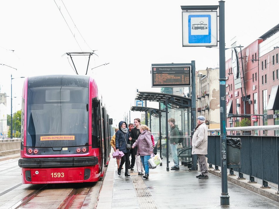 Łódź. Tramwaj na przystanku