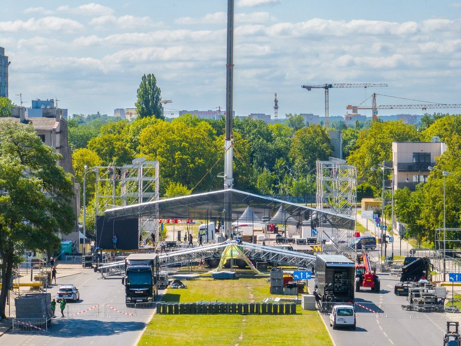 Budowa mBank sceny głównej na Łódź Summer Festival 2024