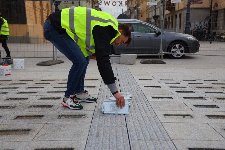 montaż kostek na placu