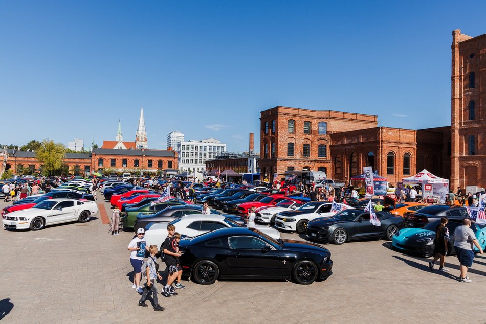 Łódź. Zlot amerykańskich samochodów w Łodzi. Prawdziwe perły motoryzacji